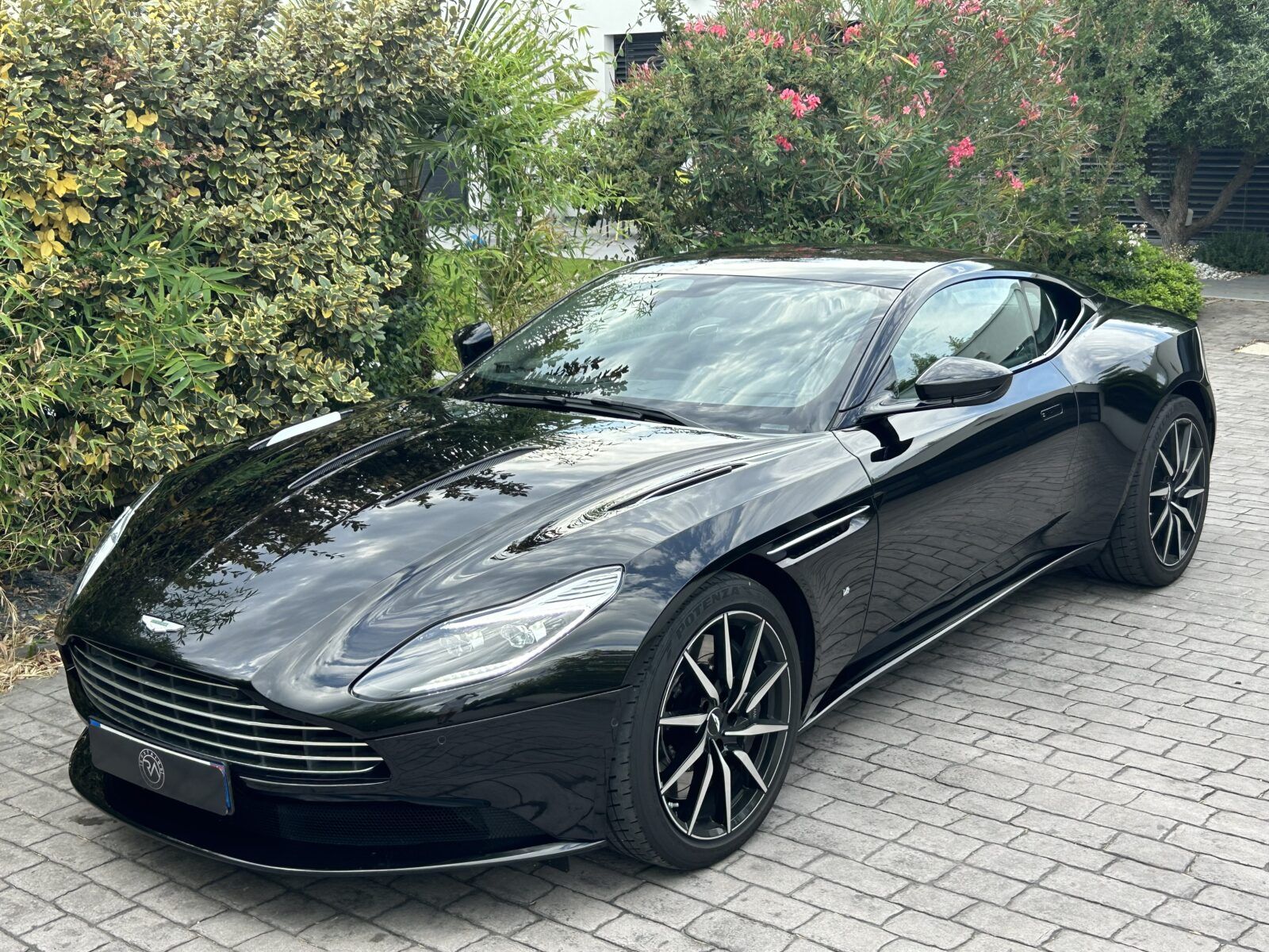 Aston Martin DB11 V12